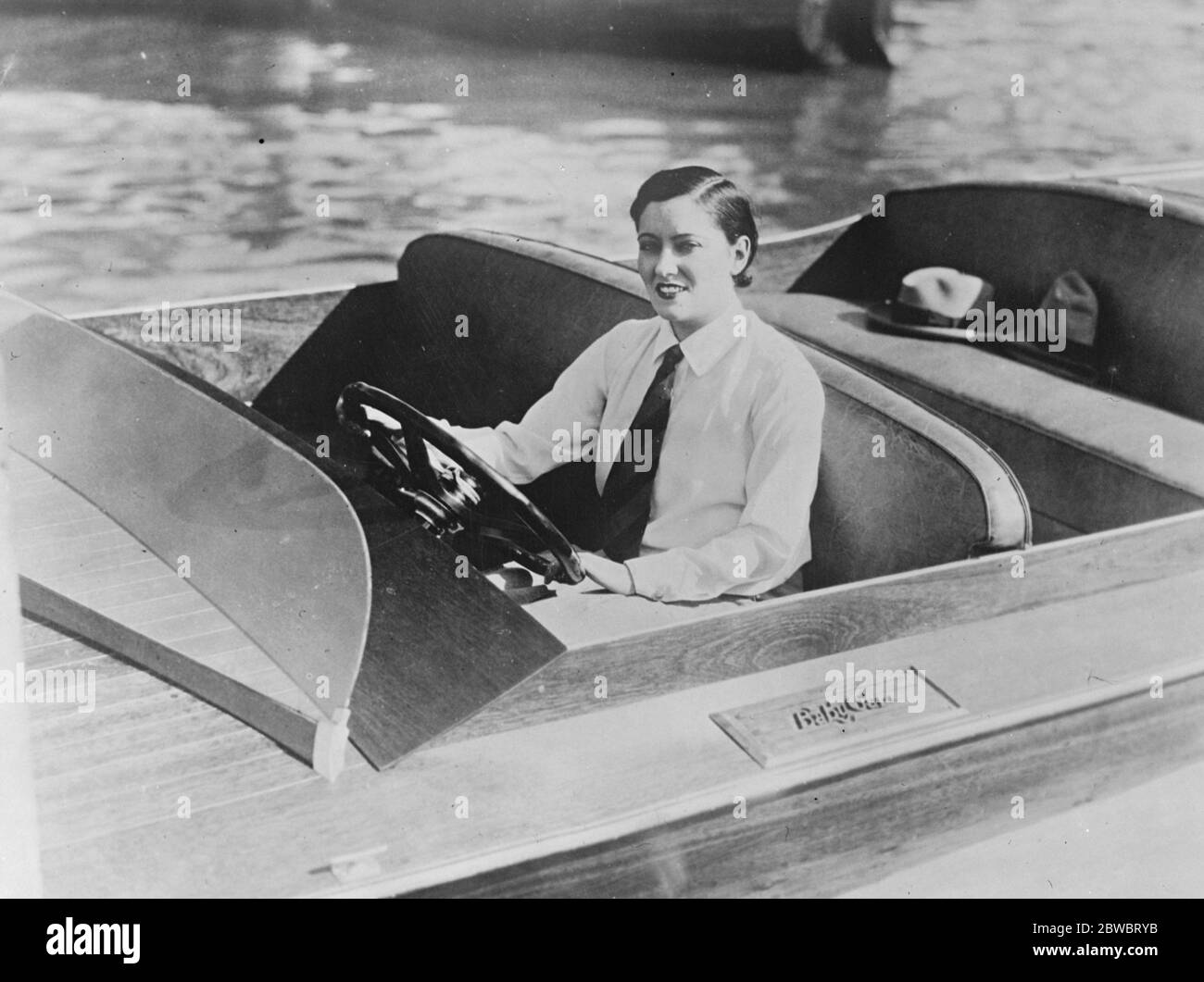 Gloria Swanson bateau de vitesse dans le port de flamango , Miami Beach , Floride . 13 février 1926 Banque D'Images Gloria Swanson bateau de vitesse dans le port de flamango , Miami Beach , Floride . 13 février 1926 Banque D'Images