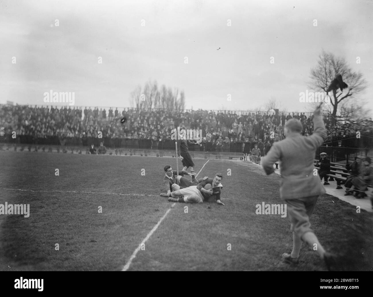 Match de rugby entre l'Armée et la Marine à Twickenham . Le Capt W H Stevenson marquant la première tentative de jeu pour l'Armée . 7 mars 1925 Banque D'Images