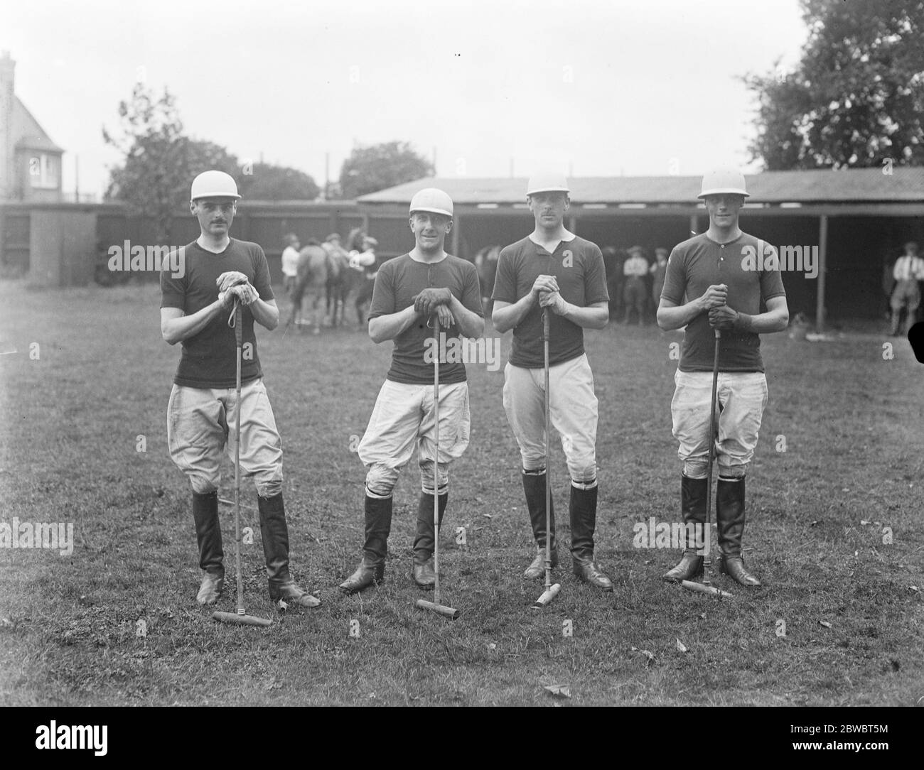 L'équipe de polo des Royal Horse Guards remporte un tournoi de handicap l'équipe de Royal Horse Guard a gagné le tournoi de handicap à l'aide des ateliers de Lord Roberts ' Memorial à Hurlingham de gauche à droite M. H Broughton , M. F Ward Jackson , M. H Abel Smith , Le marquis de Waterford 3 juillet 1924 Banque D'Images