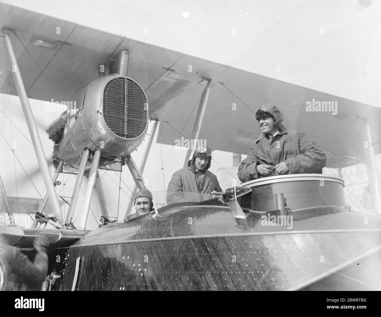 Le début du vol britannique à la ronde du monde depuis l'aérodrome de Calshot Southampton de droite à gauche, le chef d'escadron MacLaren , l'officier de vol Plenderleigh et Sergent Andrews juste avant le début du 25 mars 1924 Banque D'Images