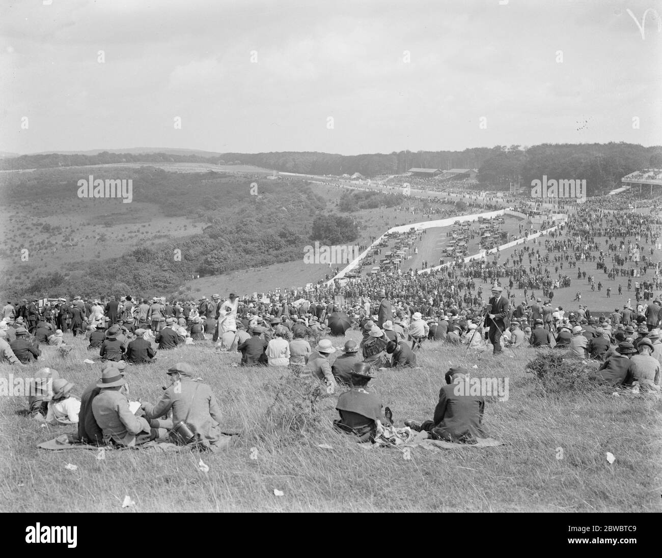 Un panorama de Goodwood pris du sommet de la célèbre colline trundle. 2 août 1923 Banque D'Images
