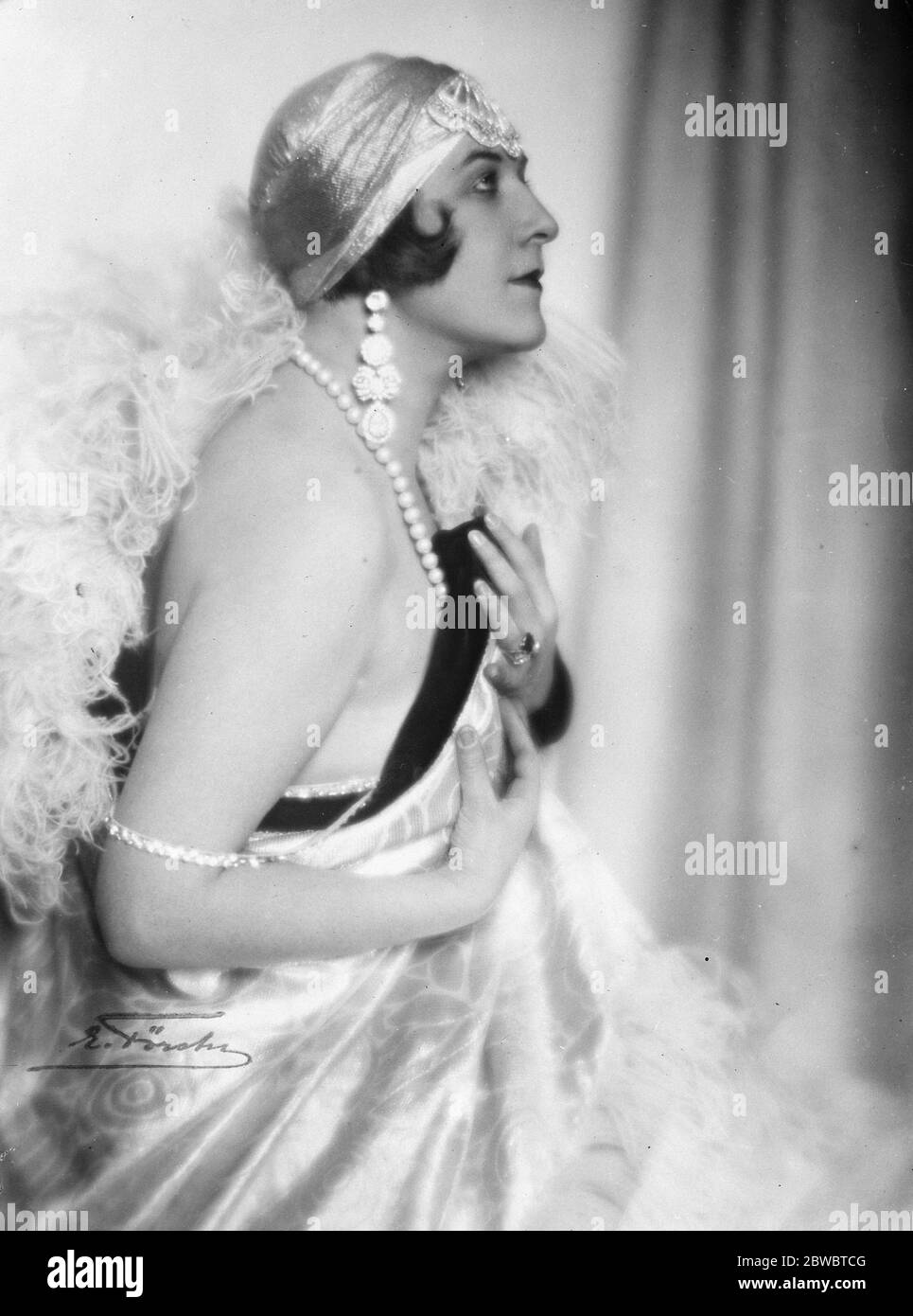 Actrice devient une nonne . Mlle Regine Bouet , qui a surpris les amateurs de théâtre parisiens en prenant soudainement le voile . 19 juin 1926 Banque D'Images