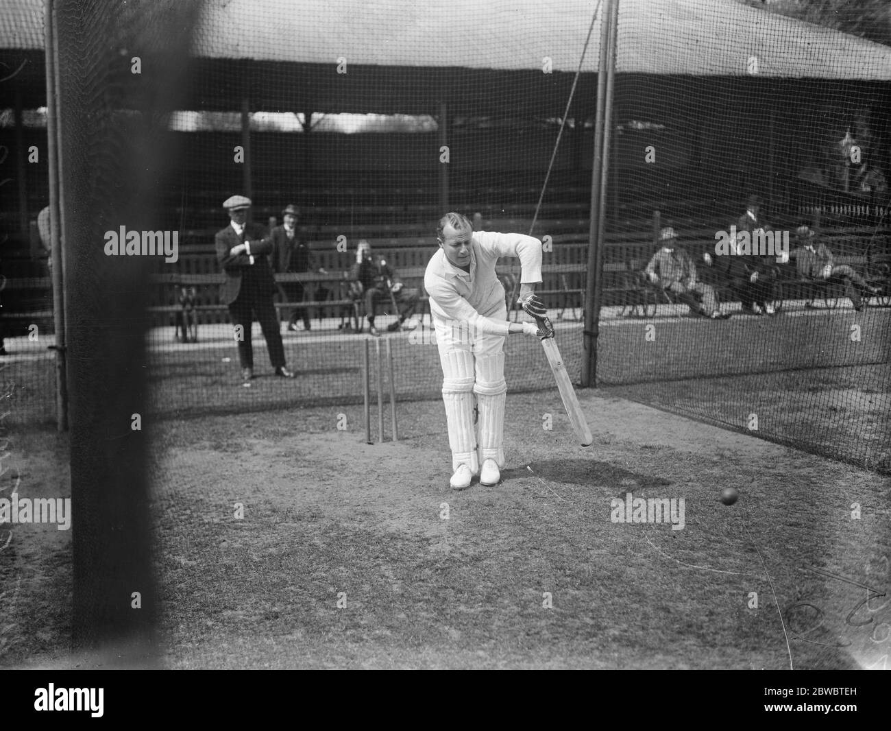 Henry John Enthoven du Middlesex County Cricket Club, et le capitaine de l'Université de Cambridge , se réchauffant dans les filets de batting . 1926 Banque D'Images