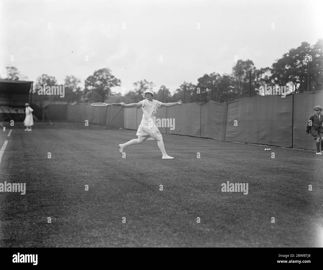 Les membres de l'équipe australienne de tennis sur gazon pour dames brillent à St George' s Hill le lundi Miss Boyd en jeu le 1er juin 1925 Banque D'Images