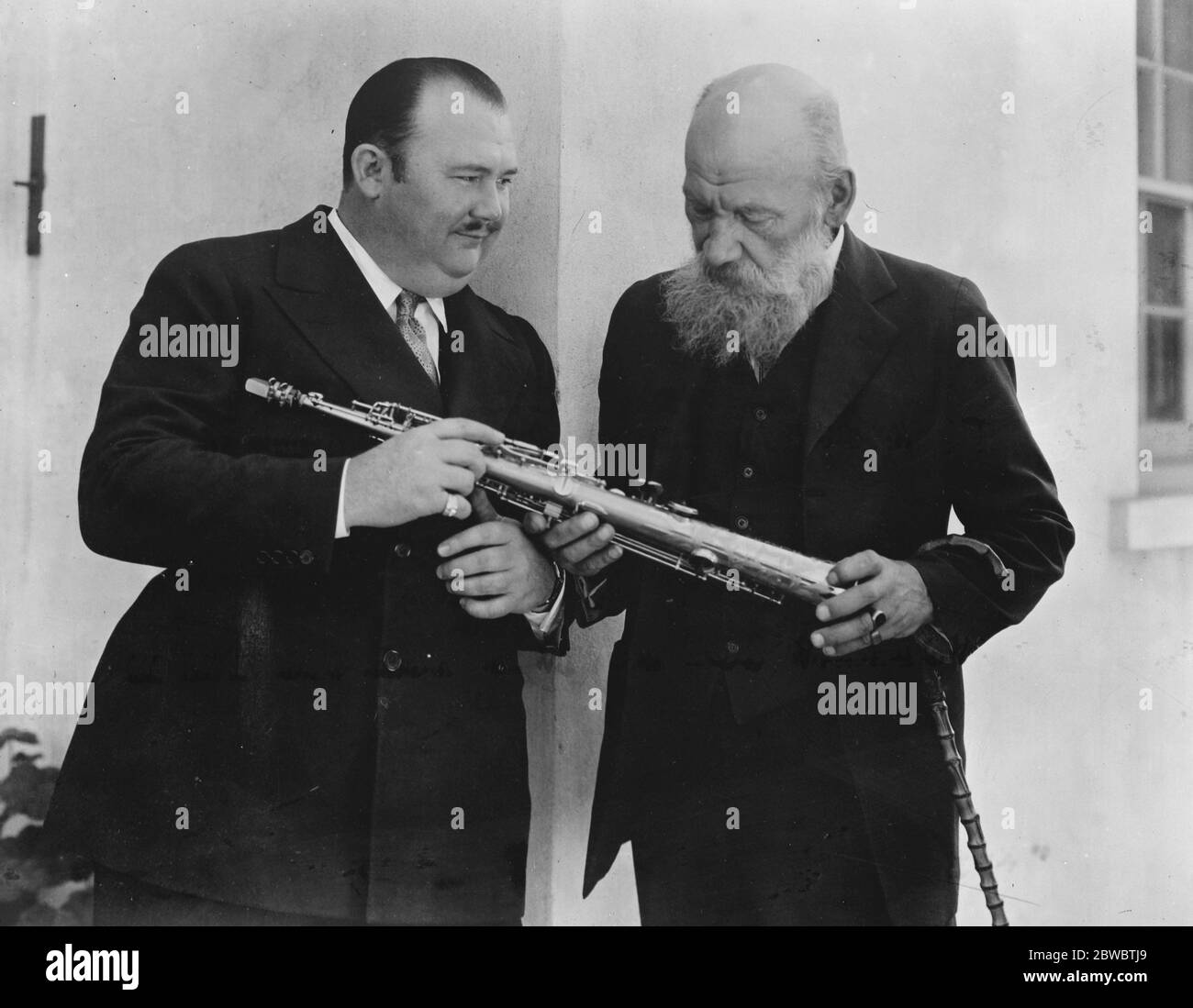 Comptez Tolstoy ' Falls ' pour les airs américains . Pau Whitman montrant le comte Tolstoy son nouveau type de saxaphone . 13 novembre 1926 Banque D'Images