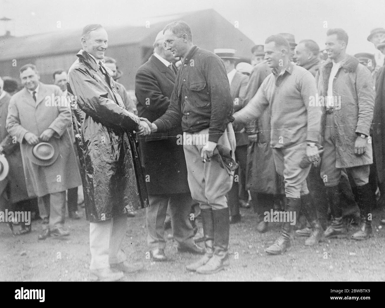 Le Président Coolidge félicite le Président des Flyers du monde américain, M. Coolidge ( à gauche ), et le Secrétaire à la guerre, M. Weeks , félicitent les circulaires américaines du monde entier pour leur arrivée à Bolling Field , Washington, le 16 septembre 1924 Banque D'Images