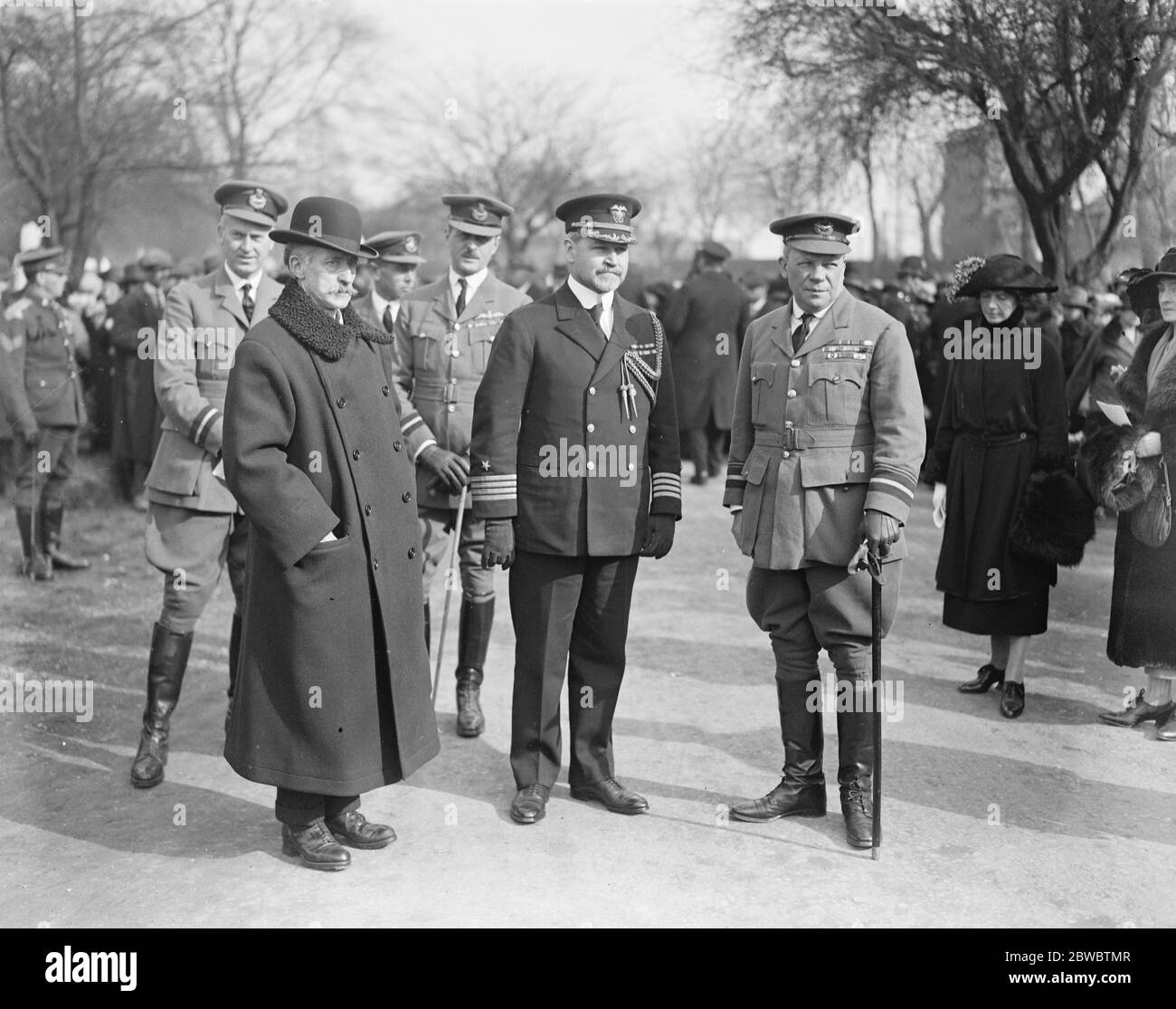 Le mémorial R 38 dévoilé à Hull Western M. J H cout * Consul américain pour Hull ) à gauche, le capitaine Hussey ( Attache de l'air naval ) qui représentait l'Amérique ( centre ) et le Vice-maréchal de l'air Sir A V Vyvyan lors de la cérémonie du 11 avril 1924 Banque D'Images