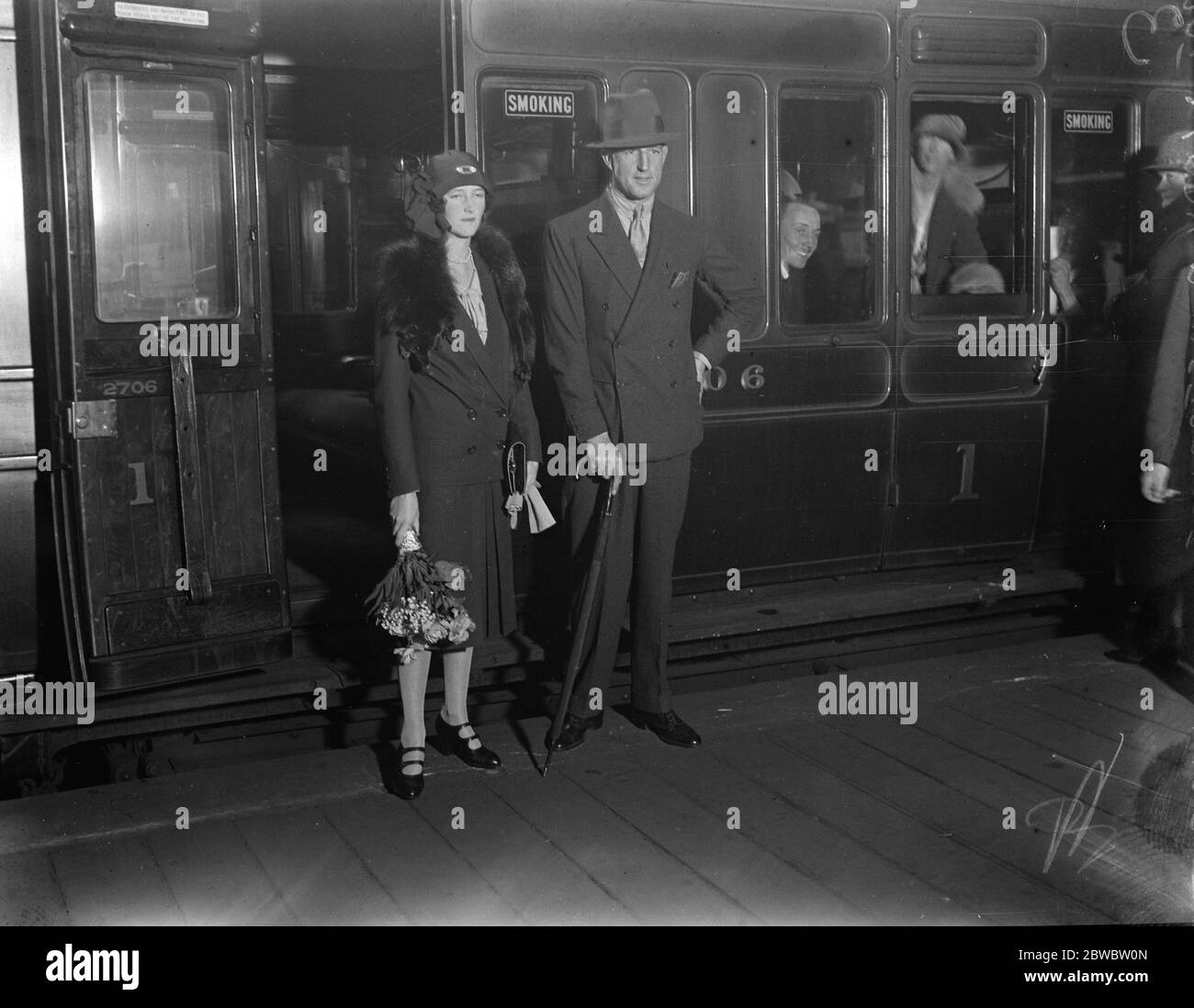 Lady Alexandra et Maj Metcalfe quittent pour l'Inde . Lady Alexandra et Maj Metcalfe quittant St Pancras en route vers l'Inde . 19 septembre 1925 Banque D'Images