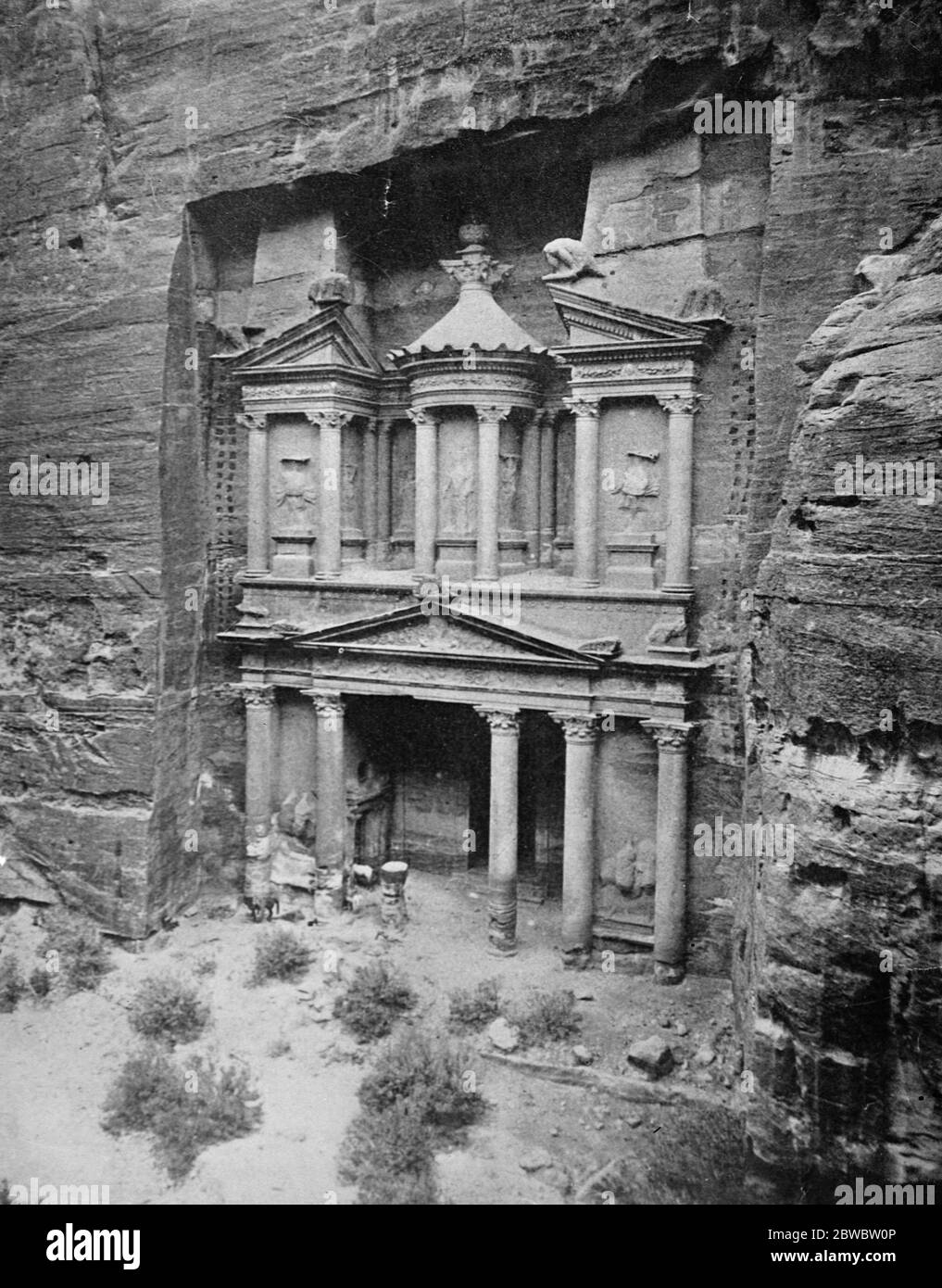 Caractéristique de la ville la plus étrange du monde qui vient d'être sous mandat britannique ' Pharoh ' s treasury ' , ou le Temple d'El Khasneh , à Petra . Ce temple d'Isis, qui était en roche, a été probaly érigé par l'empereur Hadrien lorsqu'il a visité Petra en 131 après J.-C. La merveilleuse ville rose de Petra est sous mandat britannique dans l'annexion à la Trans Jordania des districts de Hedjaz de Maan et Akaba 14 octobre 1925 Banque D'Images