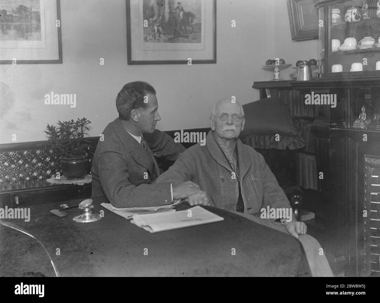 Sir Herbert Barker , le chirurgien manipulateur , ( à gauche ) et le Dr Frederick Axham , qui a été rayé du registre en 1911 pour avoir agi comme anesthésiste à Sir Barker . 22 décembre 1925 Banque D'Images