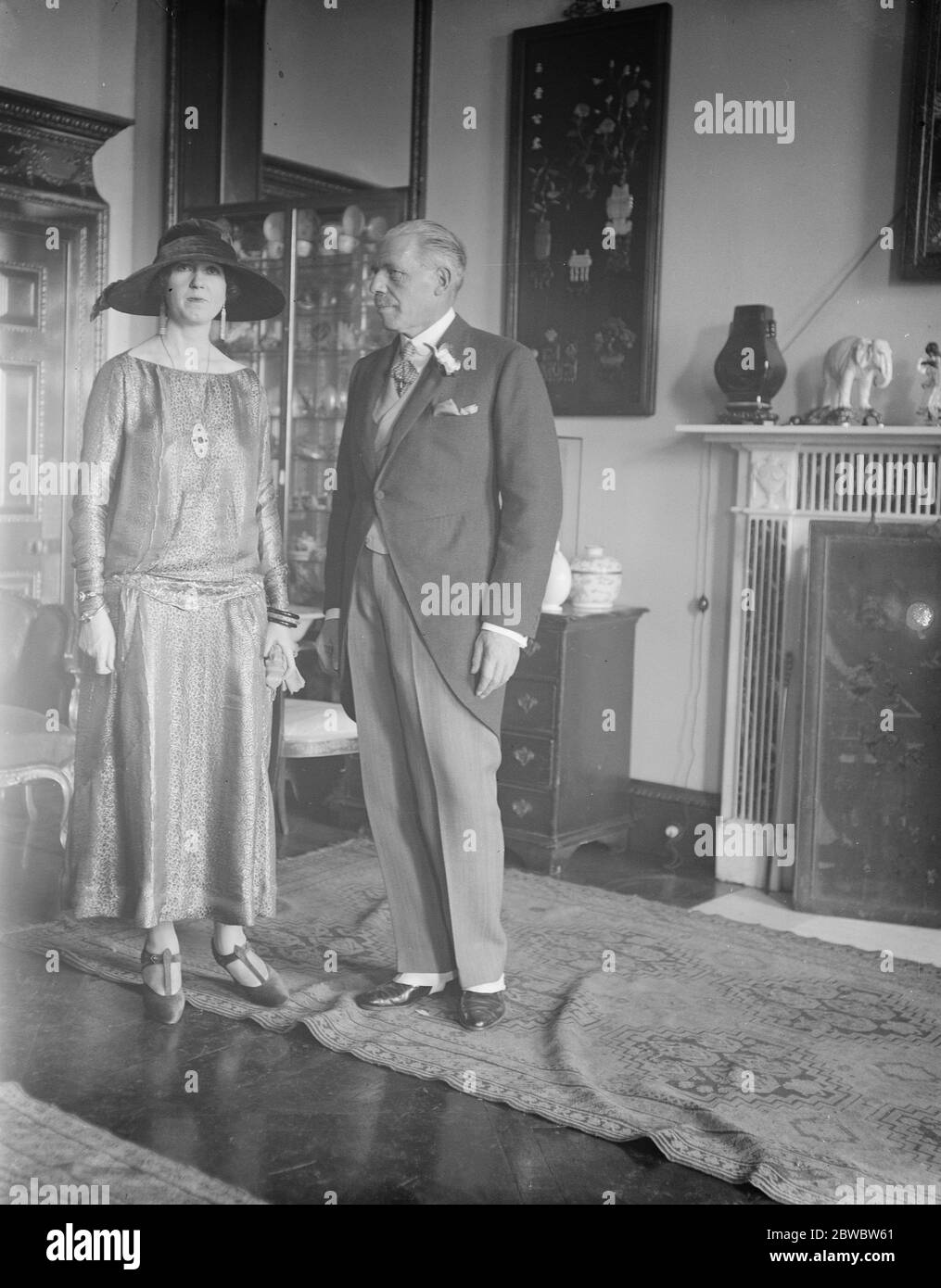 Mariage du prince Jean Louis de Faucitny Luligne et de Mlle Baba d' Erlanger à la cathédrale de Westminster . Le père de la mariée et la mère de l'époux . 11 novembre 1923 Banque D'Images