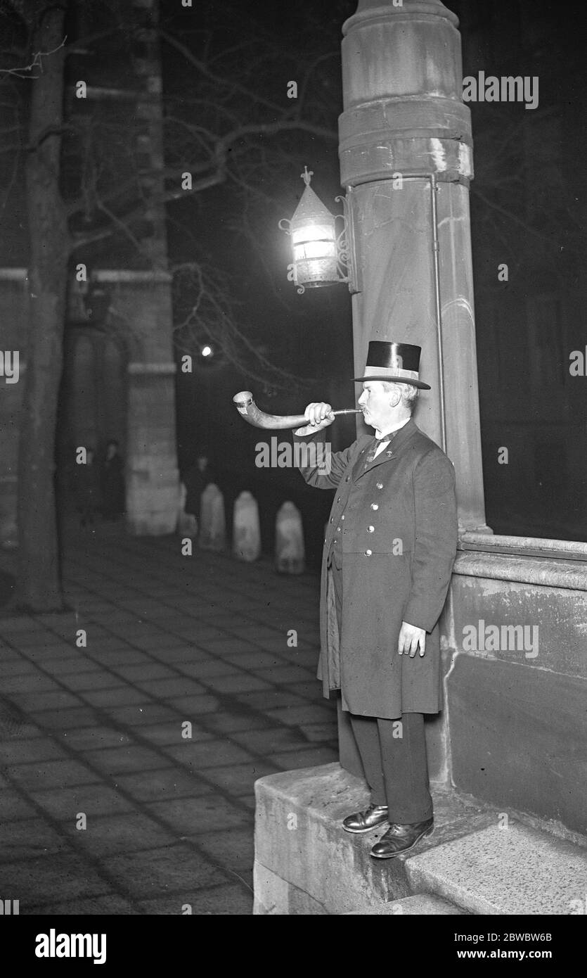 Sonnant la corne du bélier dans le temple les explosions traditionnelles de la trompette de corne de l'ancien bélier du temple portent une importance supplémentaire pour de nombreux étudiants de la loi . En passant par les tribunaux , il les convoque pour un dîner de nuit dans la salle du 26 janvier 1926 Banque D'Images
