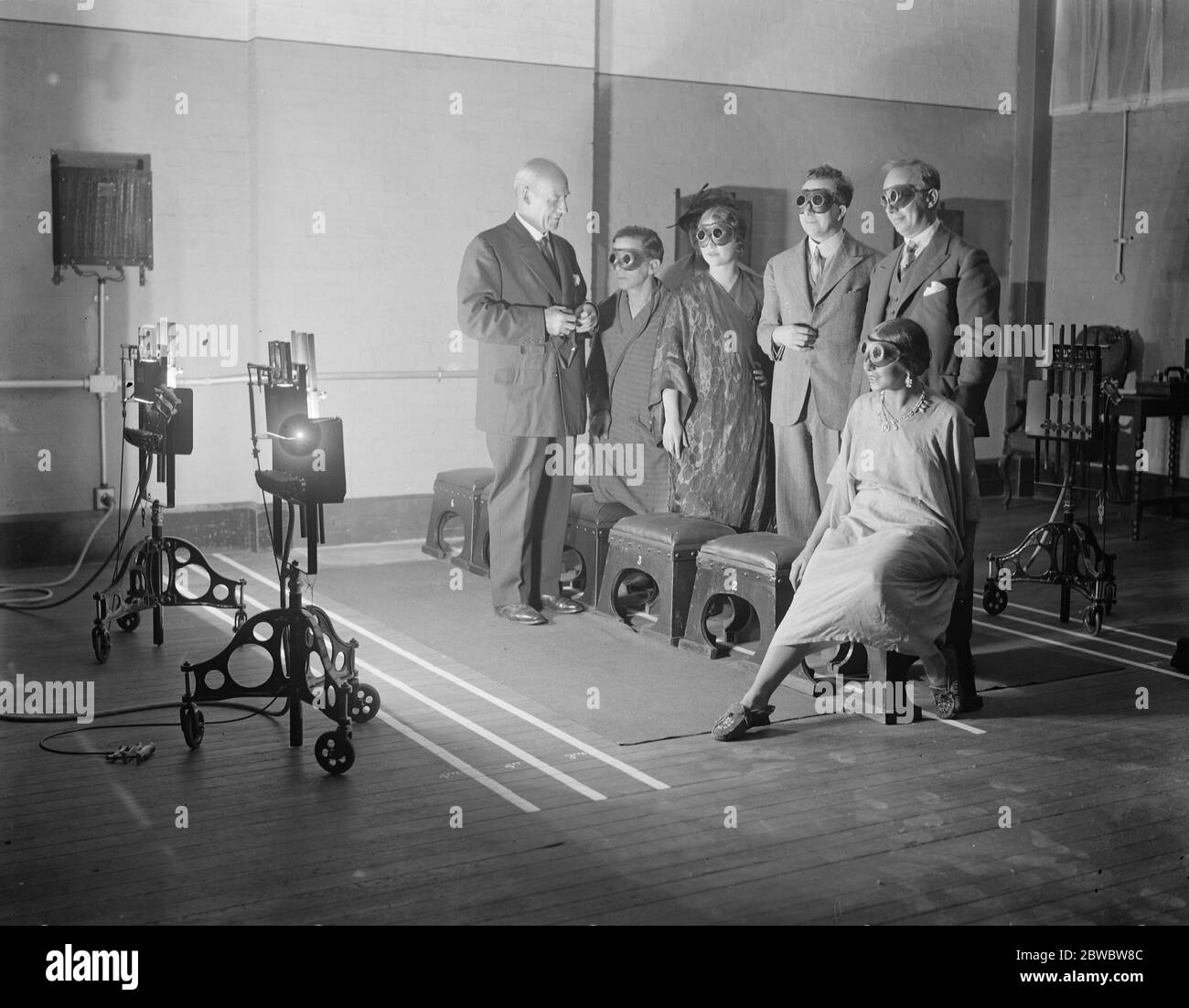 Bains de soleil artificiels pour le théâtre Drury Lane . Au théâtre Drury Lane, Sir Alfred Fripp a ouvert les bains de rayons UV artificiels et Ultra Violet . 26 août 1925 Banque D'Images