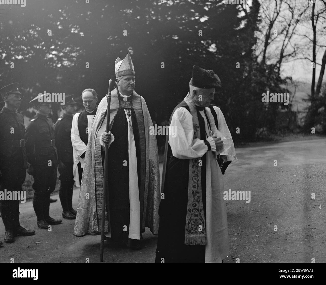 Mémorial de guerre du Collège Epsom : nave reconstruite consécration par l'évêque de Winchester . L'évêque de Winchester dans la procession . 21 février 1925 Banque D'Images