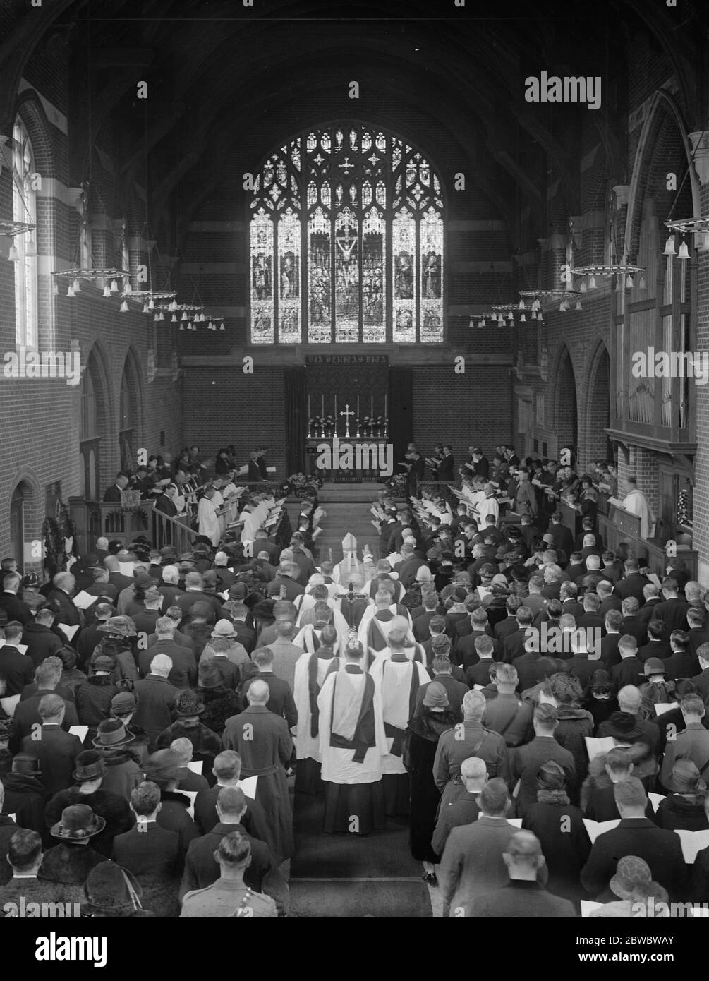 Mémorial de guerre du Collège Epsom : nave reconstruite consécration par l'évêque de Winchester . La cérémonie de dévouement en cours . 21 février 1925 Banque D'Images