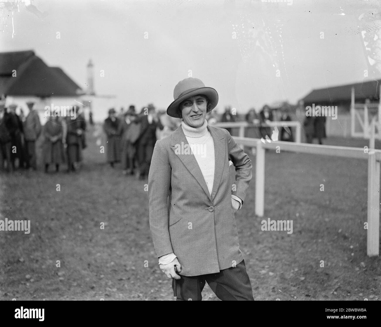 Femme jockey dans Newmarket Town place Race . Mlle Betty Tanner a participé à la course pour la New Town plate à Newmarket . Mlle Tanner après avoir terminé troisième dans la course . 11 octobre 1923 Banque D'Images