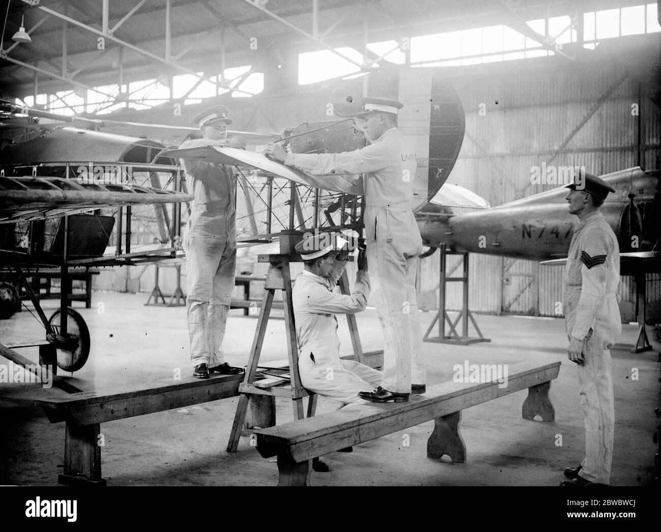Le Commodore Air Steel a effectué une visite d'inspection au Collège des cadets de la RAF à Cranwell . Les cadets qui passent leur examen final en montant le plan de queue de l'avion . 19 décembre 1923 Banque D'Images