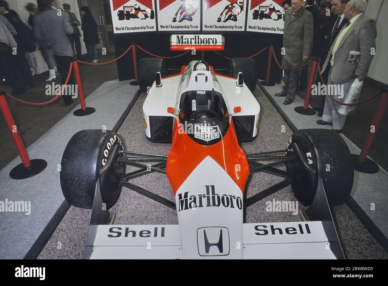 La McLaren MP4/3 ou MP4/3B Formule 1 construite et gérée par McLaren International lors du Championnat du monde de Formule 1 1987 exposée au SALON des VOITURES DE COURSE 1989. Olympia 2, Londres, Angleterre, Royaume-Uni, GB. 4-8 janvier 1989 Banque D'Images