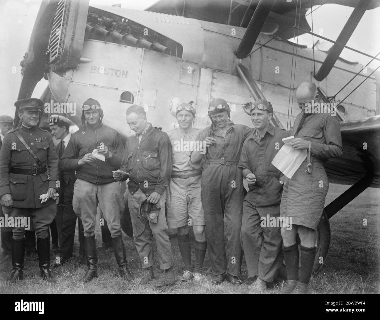 Les voyageurs du monde américain arrivent à Croydon les voyageurs américains photographiés après leur arrivée à l'aérodrome de Croydon . De gauche à droite le colonel George , qui était parmi ceux qui accueillaient les circulaires américaines à leur arrivée , Lt Lowell Smith , Lt P Arnold , Lt Leigh Wade , Sgt H Ogden , Lt J Hardinge , et Lt Erik Nelson 16 juillet 1924 Banque D'Images