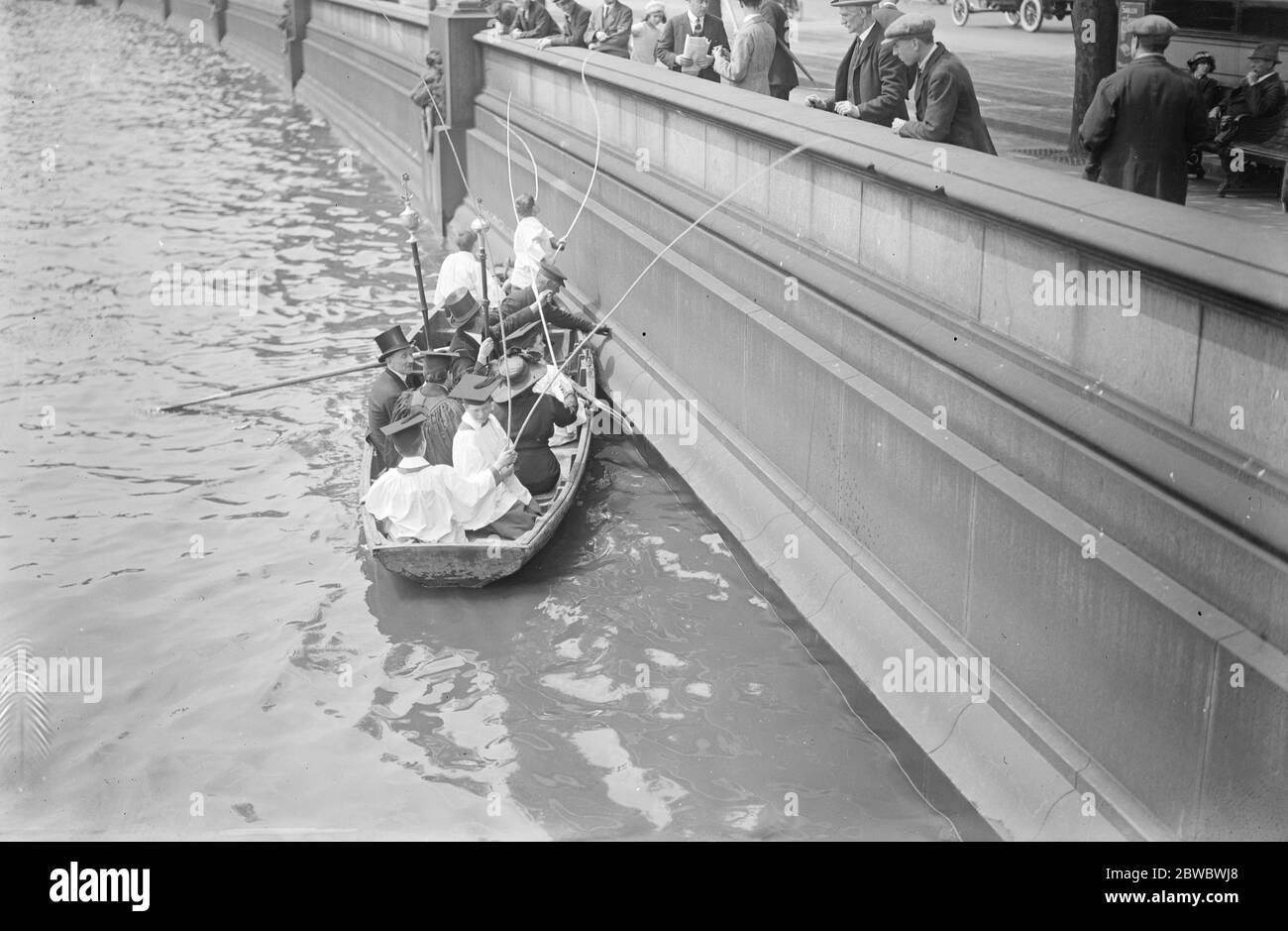 En battant les limites de St Clément Danes . En battant les limites sur le mur de la rivière . 29 mai 1924 Banque D'Images