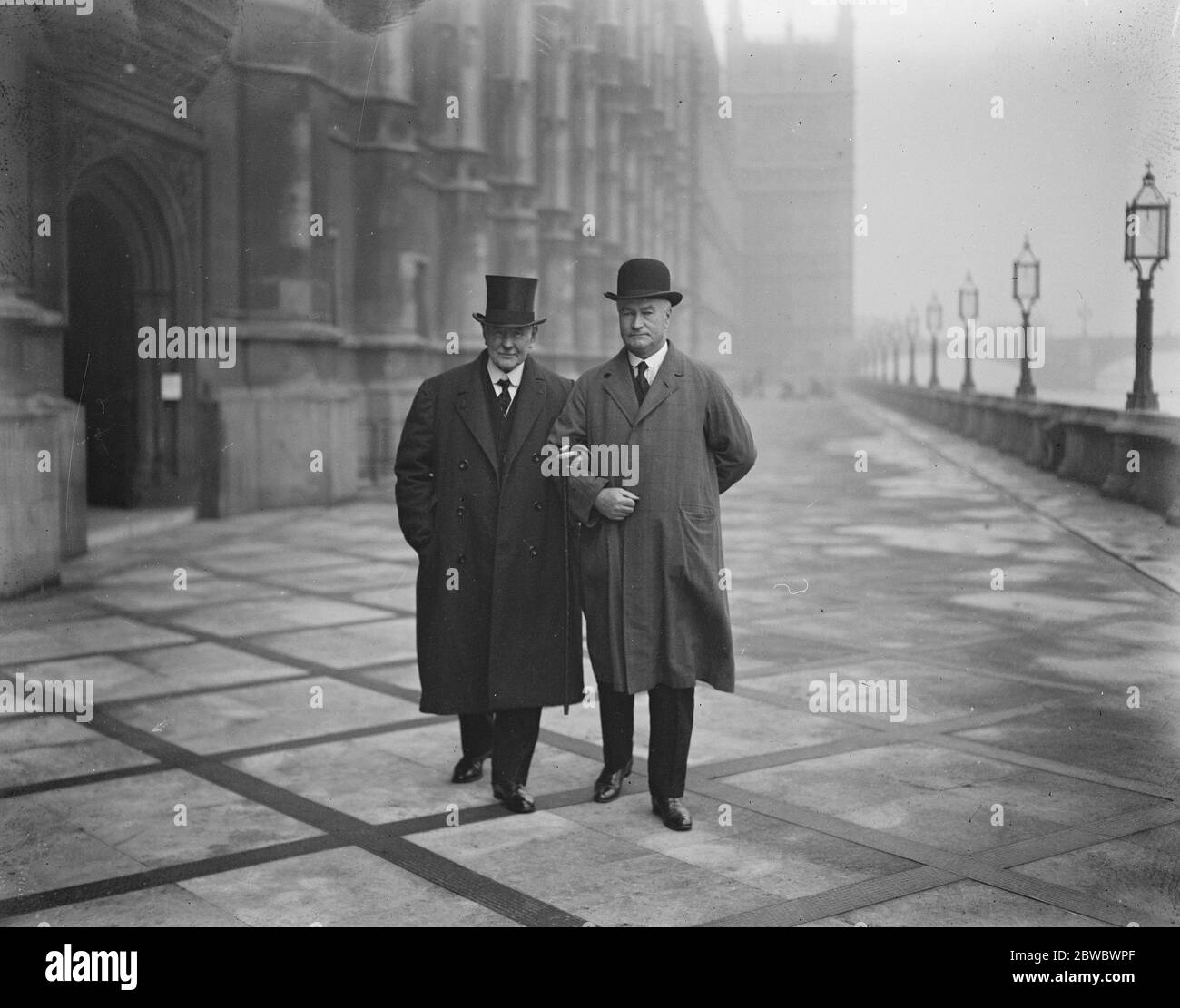 Deux pères déjeuner ensemble à la Chambre des communes M. Thomas Mason Wilford , père de la Chambre des représentants de Nouvelle-Zélande, reçu par M. T P O'Connor M. Thomas Mason Wilford ( à droite ) Sur la terrasse de la Chambre des communes avec M. T P O'Connor 30 novembre 1925 Banque D'Images