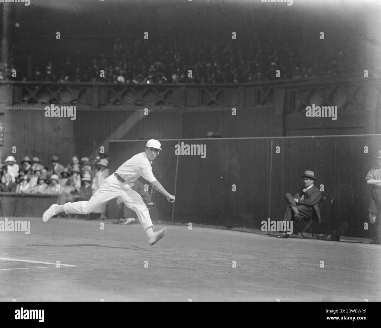 Finale des championnats de tennis sur gazon pour hommes à Wimbledon . Lacoste en jeu . 5 juillet 1925 Banque D'Images