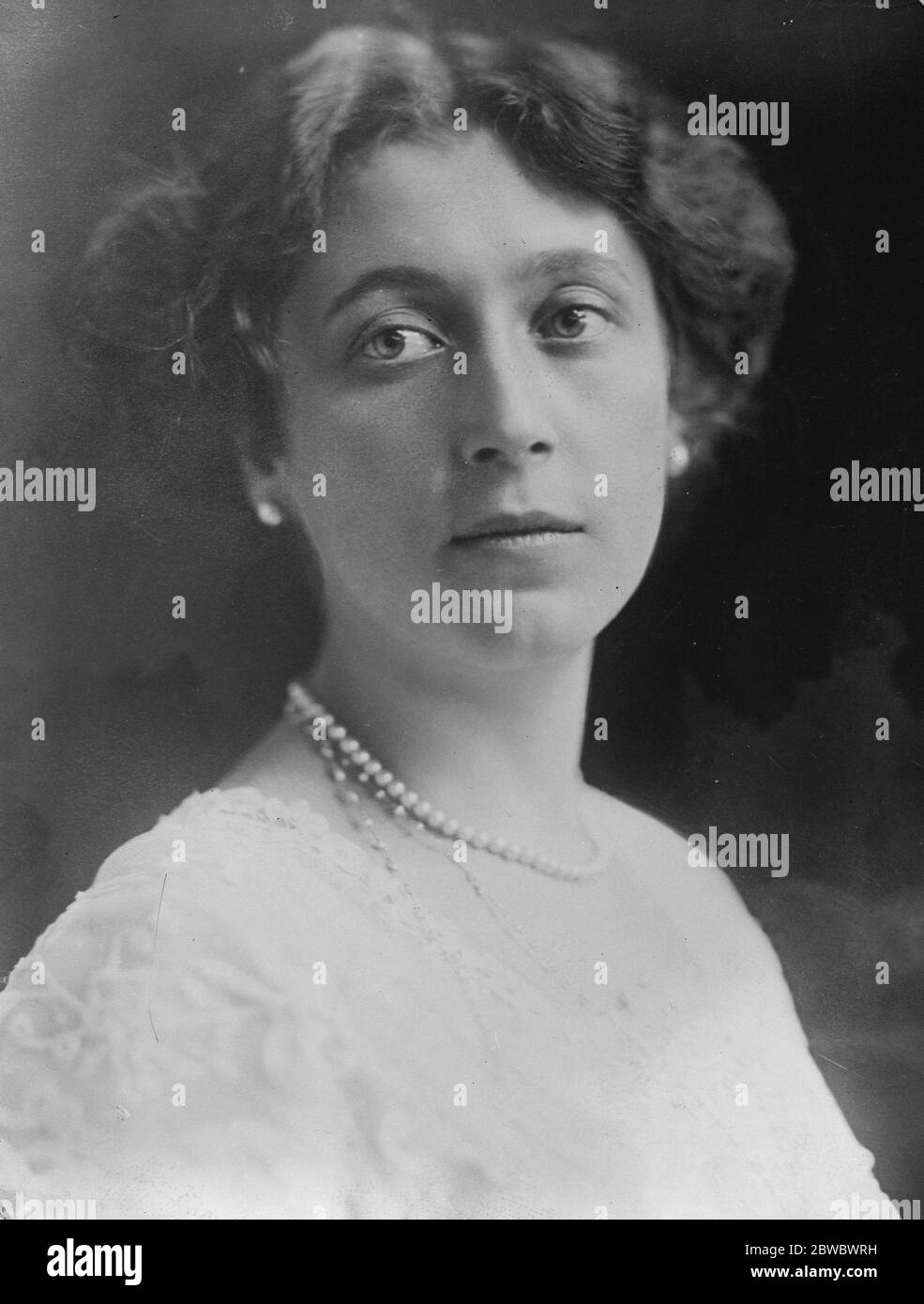 Comtesse condamnée à 12 mois d'emprisonnement . Une étude de portrait frappante de la comtesse Elinor von Bothmer , qui a été condamnée à 12 mois d'emprisonnement pour vol . 21 novembre 1925 Banque D'Images