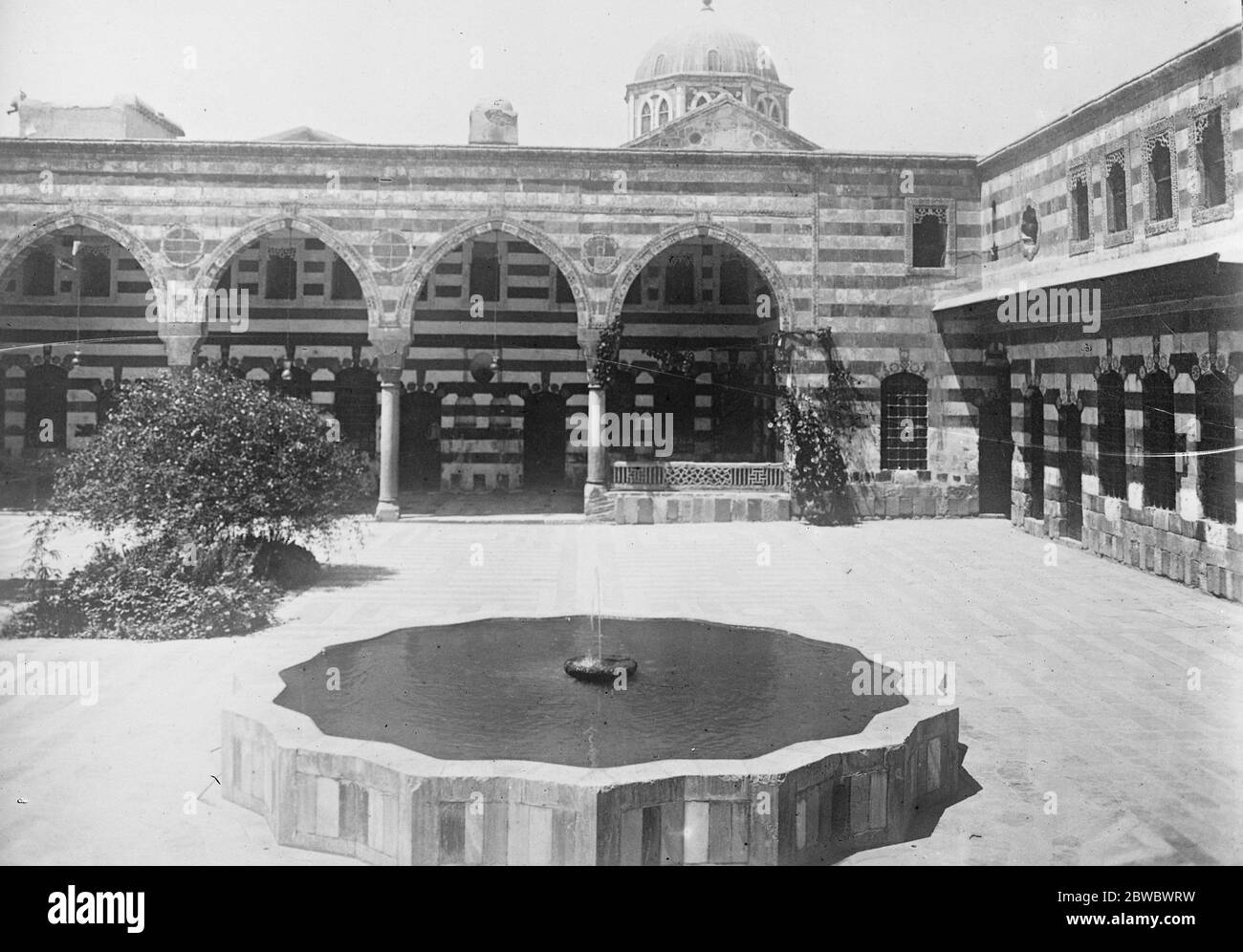 Damas en ruines : rapport arabe sensationnel . Le Palais Azm , la cour . 27 octobre 1925 Banque D'Images