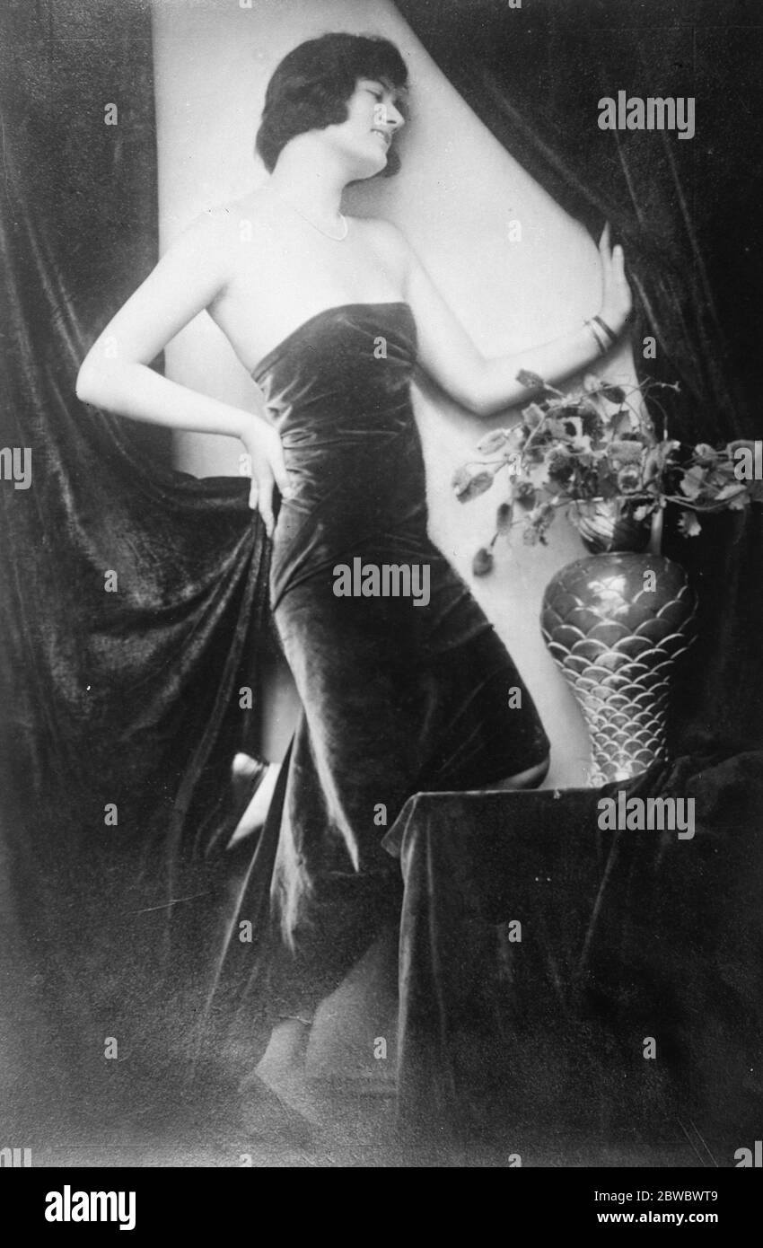 Fondateur de la première école de mannequin de France . Mlle Gizi Sandor , qui , à Paris , a ouvert une académie pour enseigner serait mannequins à poser , glisser , tourner et strt à la musique 6 mars 1926 Banque D'Images