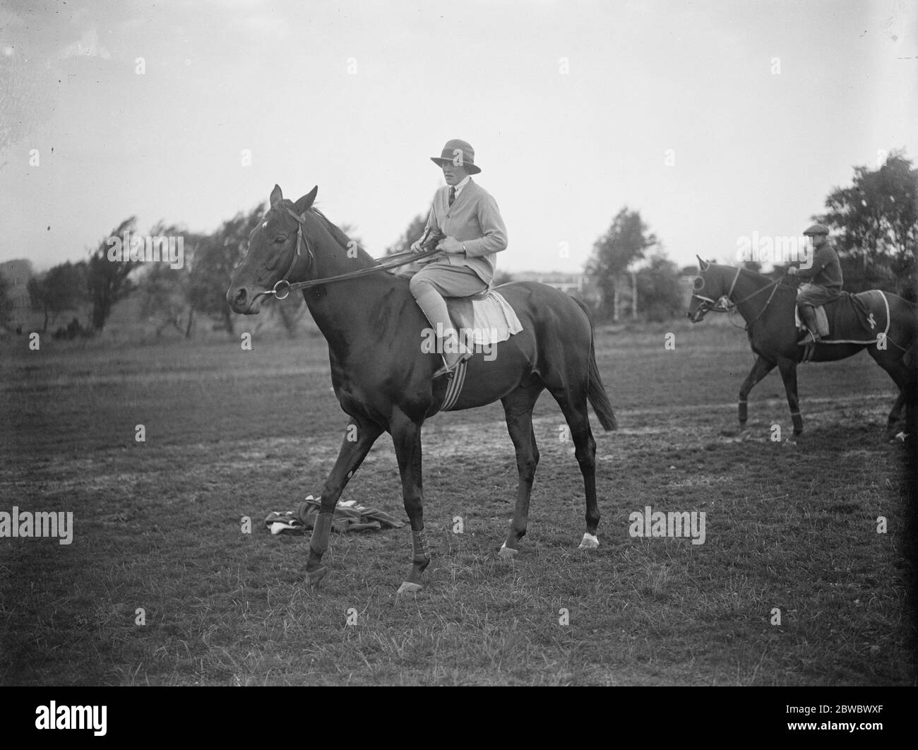 Mlle Margery Nightingall , notre plus merveilleux Rider gir . Mlle Margery Nightingall avant un galop d'essai avec des lads stables sur Epsom Downs . 16 octobre 1923 Banque D'Images