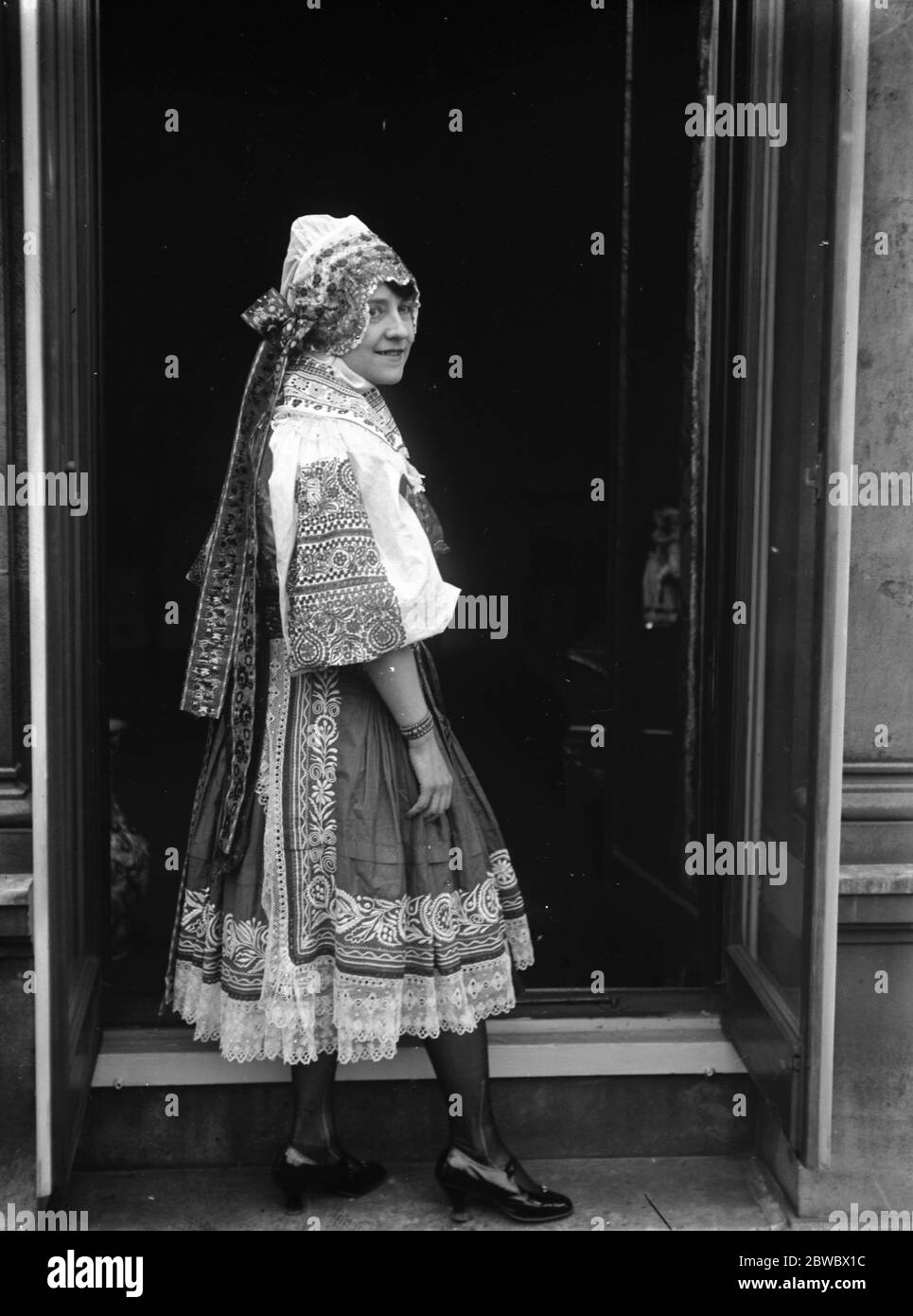 Mme Z Maskney , épouse du ministre slovaque Czecho à Londres en costume national . 1925 Banque D'Images