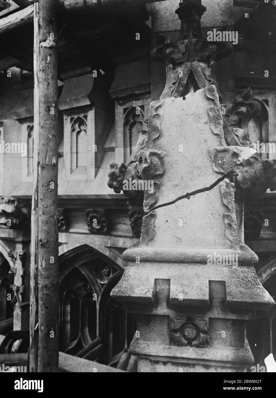 La décomposition et la préservation de la maçonnerie en pierres des chambres du Parlement . Vue sur la finiale crocketted jusqu'au contrefort volant du côté ouest de la tour centrale. 23 novembre 1925 Banque D'Images