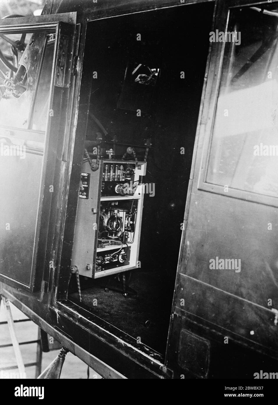 Un téléphone sans fil Marconi installé dans un avion . Les interrupteurs situés à gauche, juste sous le volant, permettent au pilote d'utiliser l'appareil en volant sans interférer avec son contrôle de la machine . Tous les avions commerciaux britanniques qui volent régulièrement sur les routes du chenal sont équipés d'un appareil Marconi . Telegraph Co Ltd . 1er janvier 1925 Banque D'Images