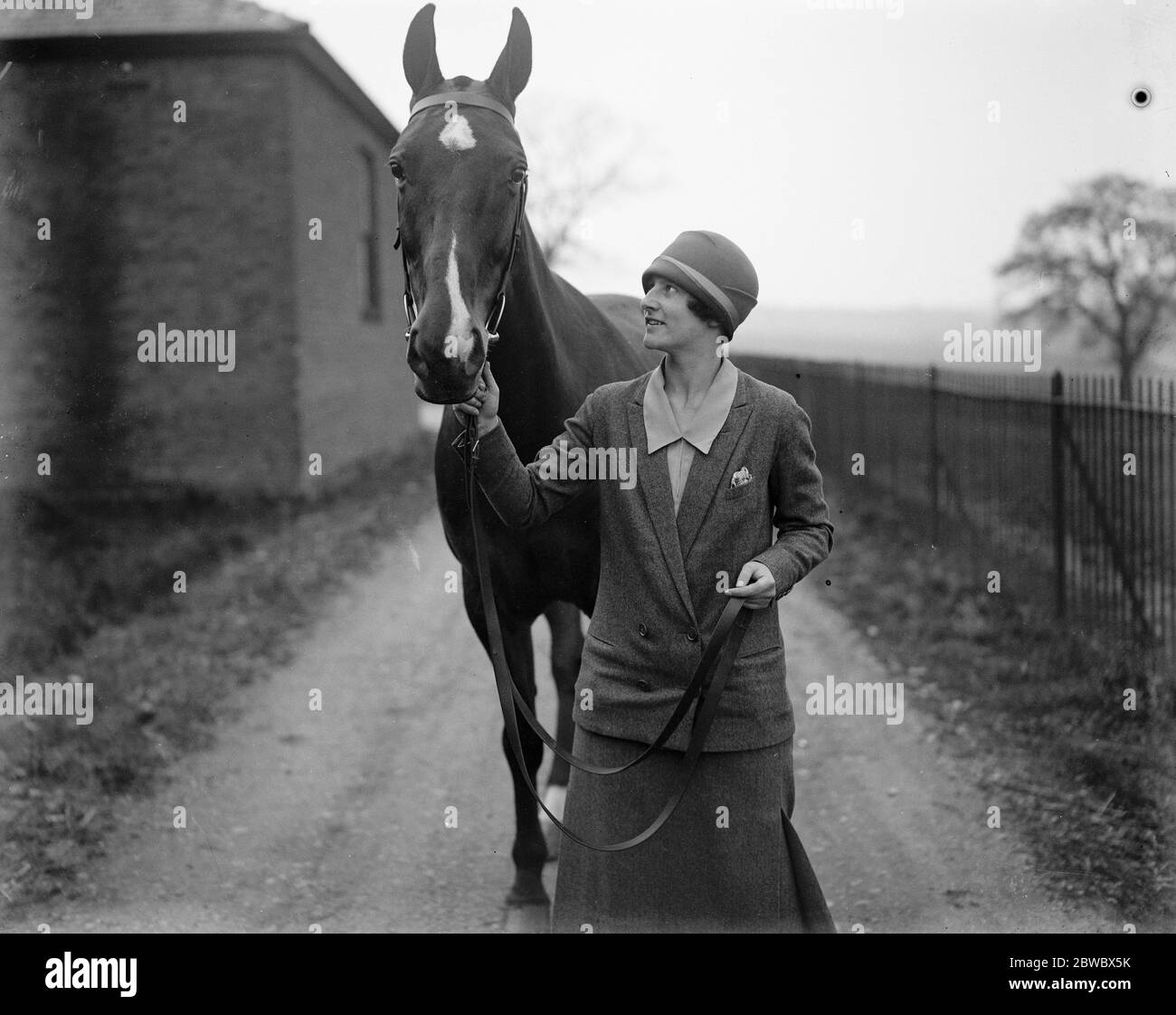 La nouvelle Lady Master de Hertfordshire Hunt achète certains chevaux de Master à la retraite . Mlle Beit avec Reggie un de ses achats . 29 avril 1926 Banque D'Images