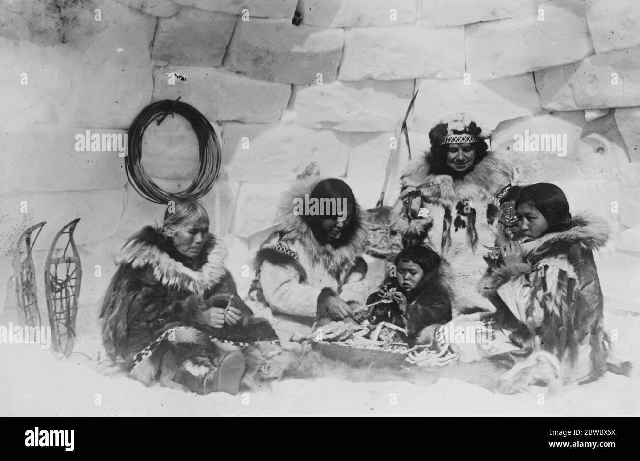 Exploits remarquables d'une femme chasseur . Lors d'une expédition de chasse sur la côte nord de la Sibérie , à environ 1000 miles du pôle nord , dans un pays sombre qui n'avait été traversé que par deux hommes blancs avant eux , M. et Mme Kleinschmidt , de New York , ont eu de nombreuses expériences palpitantes . Mme Kleinschmidt ( 2e à partir de la droite ) lors d'un dîner de crabe esquimau . 25 octobre 1924 Banque D'Images