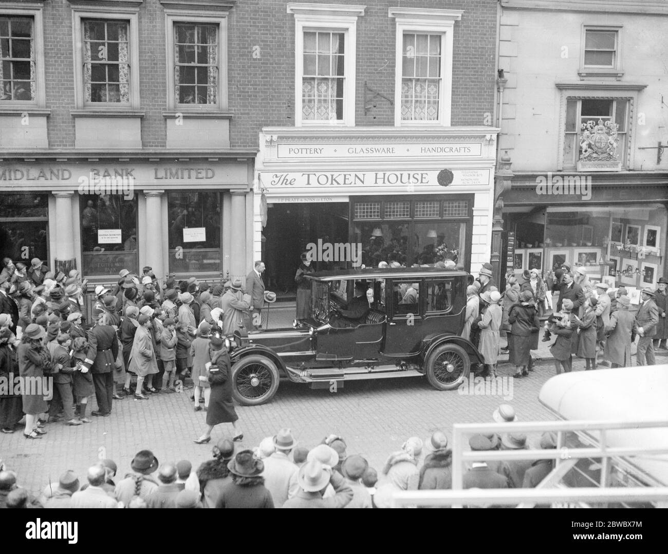 Le Queen Out shopping à Windsor. HM quittant la Token House , Windsor . 20 avril 1926 Banque D'Images