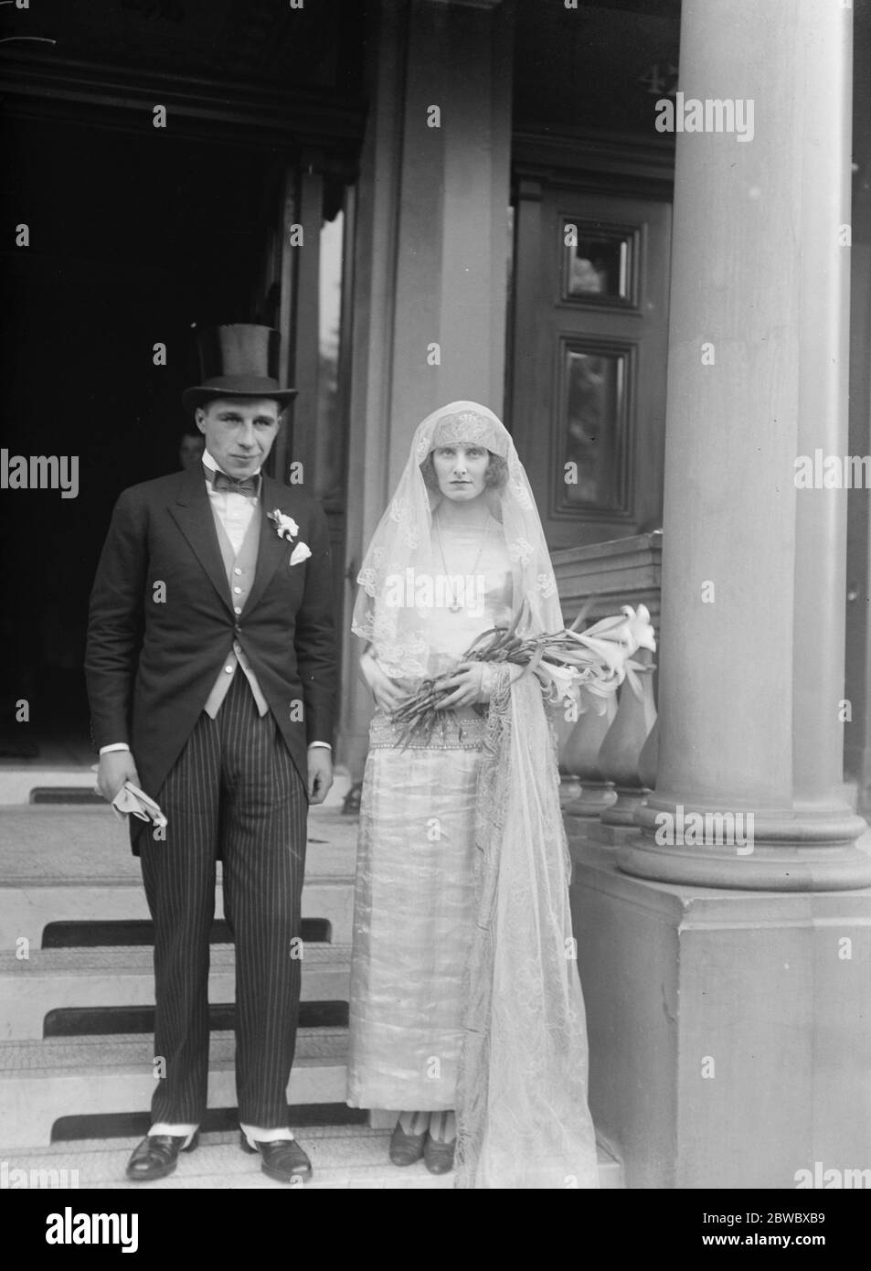 Mariage de Lady June Butler . Lady June Butler a été mariée à M. J S Charlton à Brompton Oratoire . Mariée et mariée après la cérémonie . 31 octobre 1923 Banque D'Images