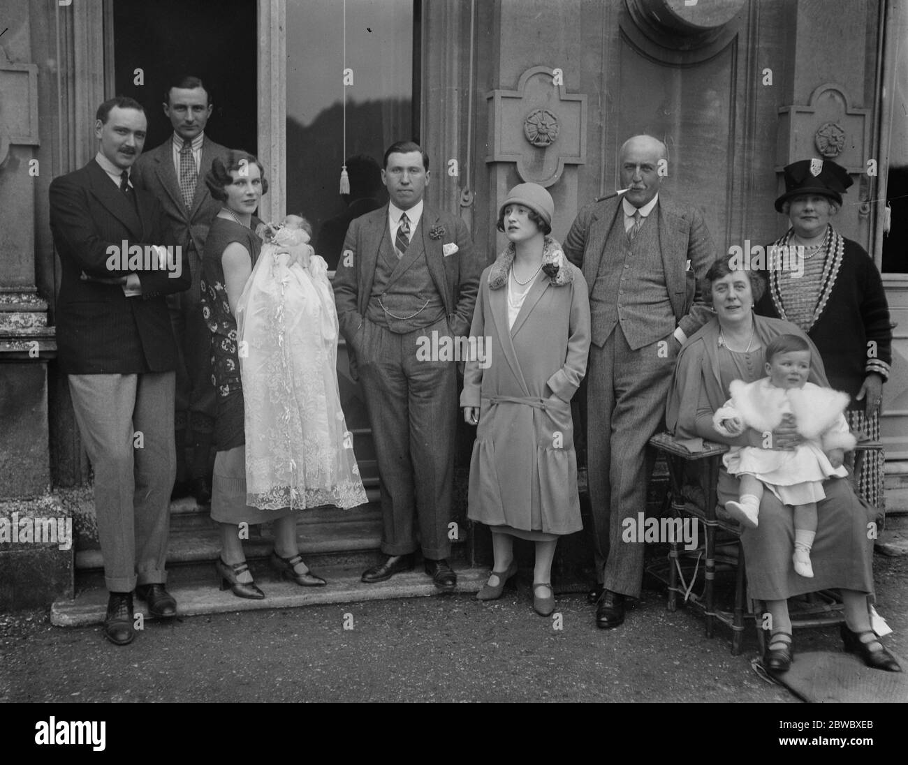 Baptême du comte et comtesse de la fille de Carnarvon au château de Highclere , Newbury . De gauche à droite : Sir Brograve Beauchamp , M. Jac Wendell , Lady Carnarvon et bébé , Lord Carnarvon , Lady Evelyn Beauchamp , M. Arthur Portman , Mme Portman avec le petit Lord Porchester et Mme Wendell . 11 avril 1925 Banque D'Images