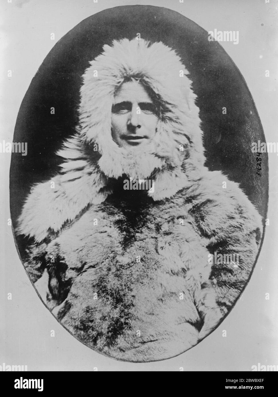 Le Dr D B MacMillan dirigera les avions de la Marine américaine dans le relevé aérien de millions de milles carrés de l'Alaska au pôle . Au cours de l'été prochain, les avions de la Marine américaine équipés de l'appareil photographique le plus moderne s'étendent sur plus d'un million de miles carrés de la zone gelée entre l'Alaska et le pôle Nord . Ce gigantesque projet d'exploration aérienne sera sous la direction du Dr Donald Baxter MacMillan . Dr D B MacMillan en costume arctique . 16 avril 1925 Banque D'Images Le Dr D B MacMillan dirigera les avions de la Marine américaine dans le relevé aérien de millions de milles carrés de l'Alaska au pôle . Au cours de l'été prochain, les avions de la Marine américaine équipés de l'appareil photographique le plus moderne s'étendent sur plus d'un million de miles carrés de la zone gelée entre l'Alaska et le pôle Nord . Ce gigantesque projet d'exploration aérienne sera sous la direction du Dr Donald Baxter MacMillan . Dr D B MacMillan en costume arctique . 16 avril 1925 Banque D'Images