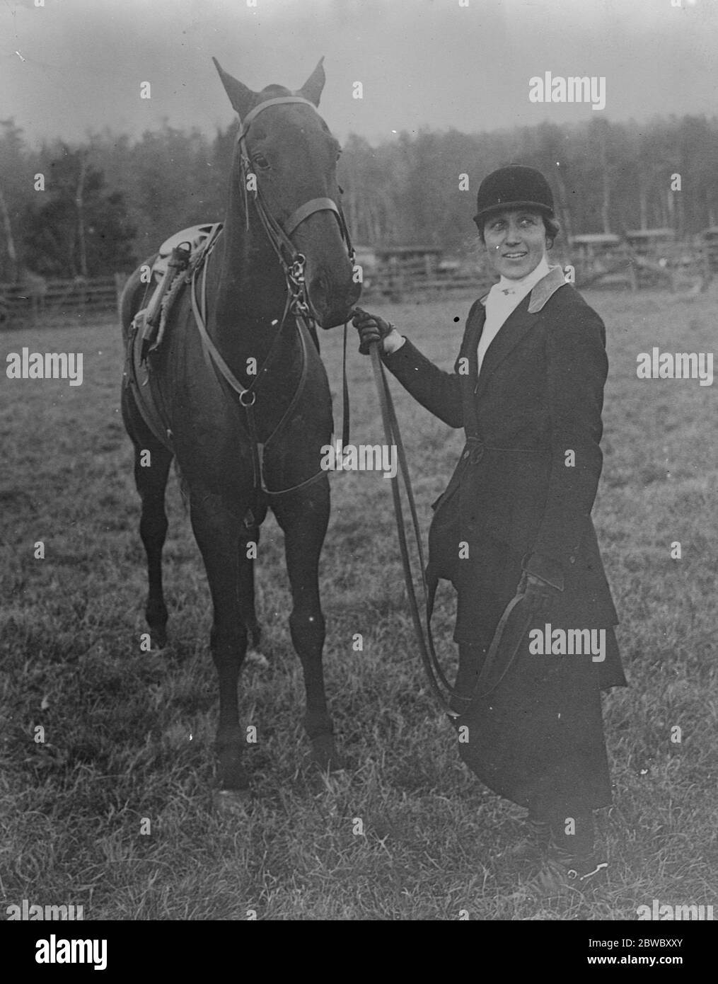 La seule femme maître des Hounds aux États-Unis . Mme Tucker Burr , Jr , de Boston , la seule femme maître des Hounds aux Etats-Unis . 18 novembre 1925 Banque D'Images