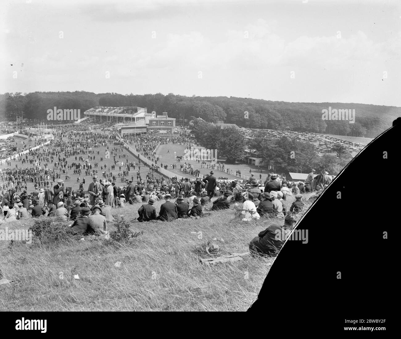 Un panorama de Goodwood pris du sommet de la célèbre colline trundle. 2 août 1923 Banque D'Images