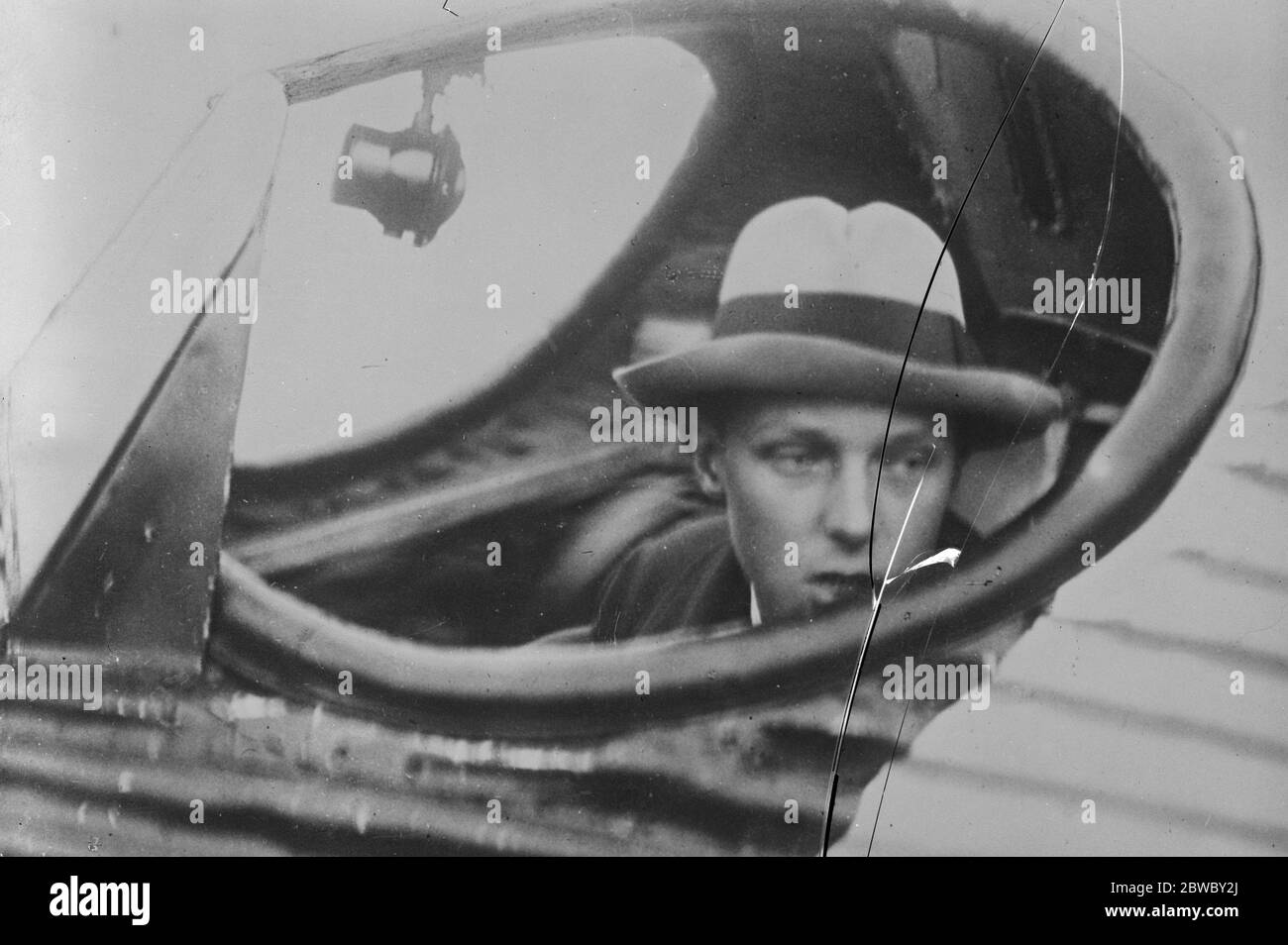 Prince des asturies et de l'aviation . Le prince des Asturies dans la cabine du pilote teste les commandes avant que la machine ne surclasse madrid . 13 novembre 1925 Banque D'Images