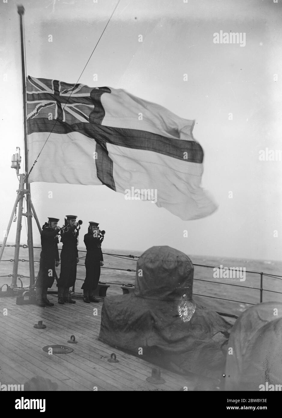 Service commémoratif hors point de départ pour les buglers du HMS M1 sonnant le dernier poste . 19 novembre 1925 Banque D'Images