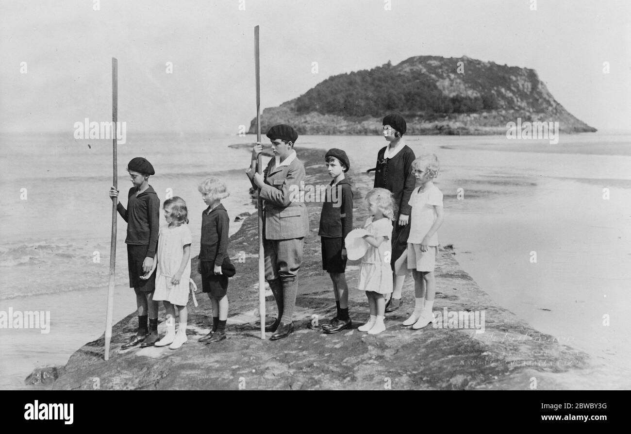 Les enfants heureux d'un Empress tragique . Une image intéressante de la Villa Lequeitio , Espagne , montrant , de gauche à droite ; l'Archiduc Robert , l'Archiduchesse Charlotte , les Archidukes Karl Ludwig , Otto , et Felix , les Archiduchesses Elizabeth Charlotte et Adélaïde et l' Archiduke Rudolf . 13 décembre 1926 Banque D'Images