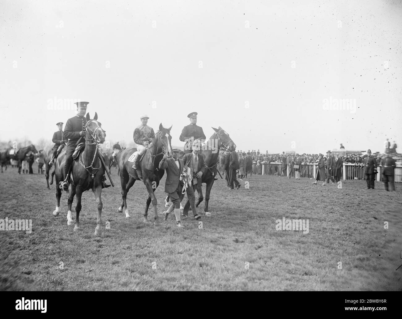 Greek Bachelor remporte la « ville et banlieue » à Epsom en tête de la gagnante 22 avril 1925 Banque D'Images