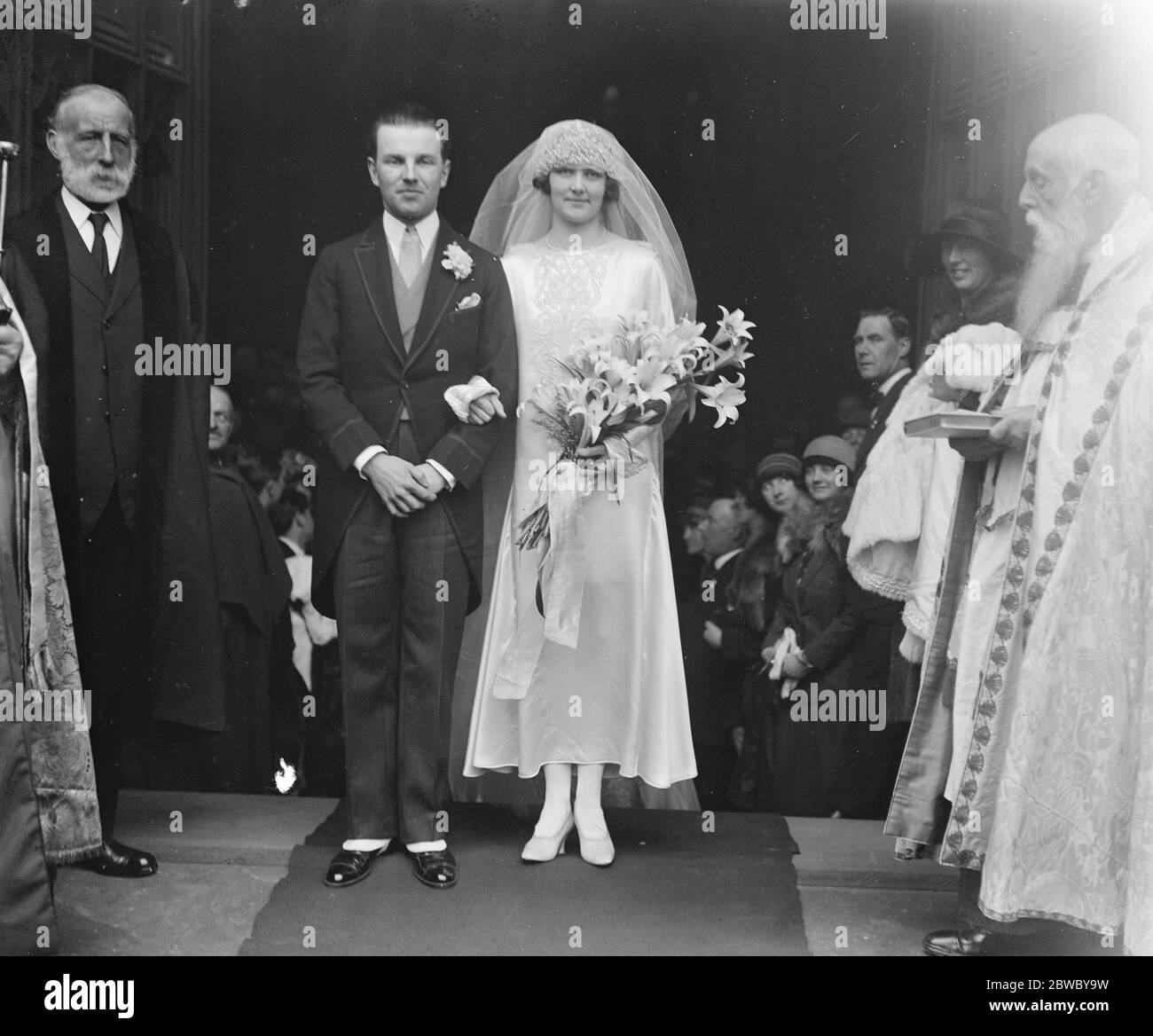 Mariage . M. T Cook a été marié à Mlle Evan Jones à la cathédrale de Norwich . Mariée et mariée 13 février 1926 Banque D'Images