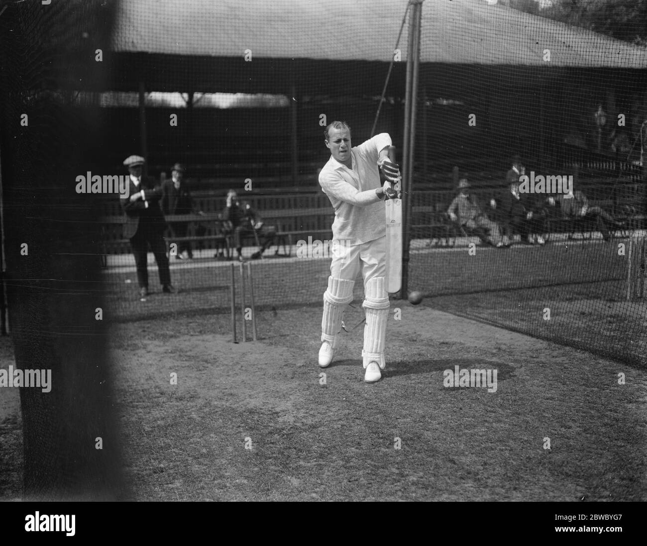 Henry John Enthoven du Middlesex County Cricket Club, et le capitaine de l'Université de Cambridge , se réchauffant dans les filets de batting . 1926 Banque D'Images