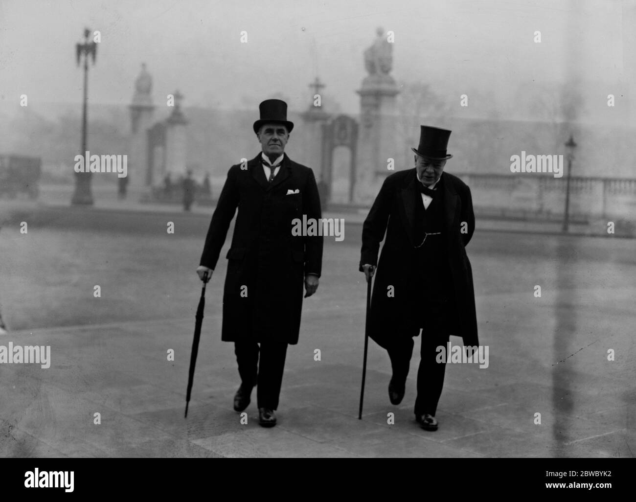 Les ministres en retraite abandonnent les sceaux de leur mandat . Lord Haldane et le colonel Wedgwood arrivent au Palais . 7 novembre 1924 Banque D'Images