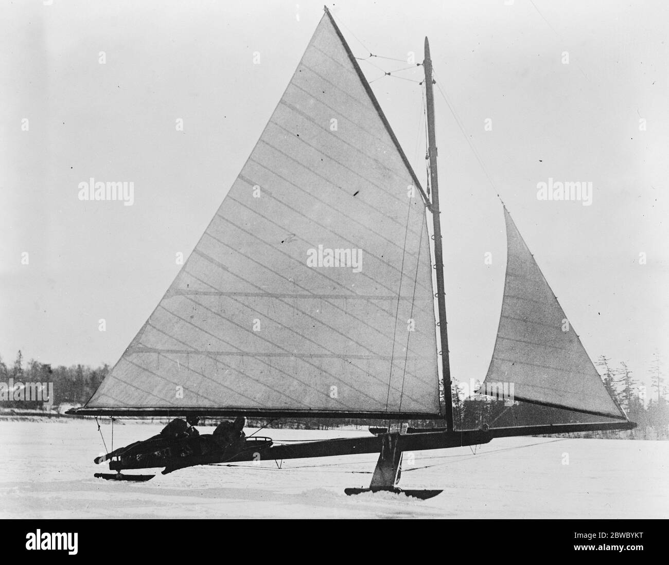 Yachting sur glace à New York le Marquis Albizzi ( Italie ) yachting sur glace au club de Lake Placid , Mirror Lake , New York 9 janvier 1925 Banque D'Images