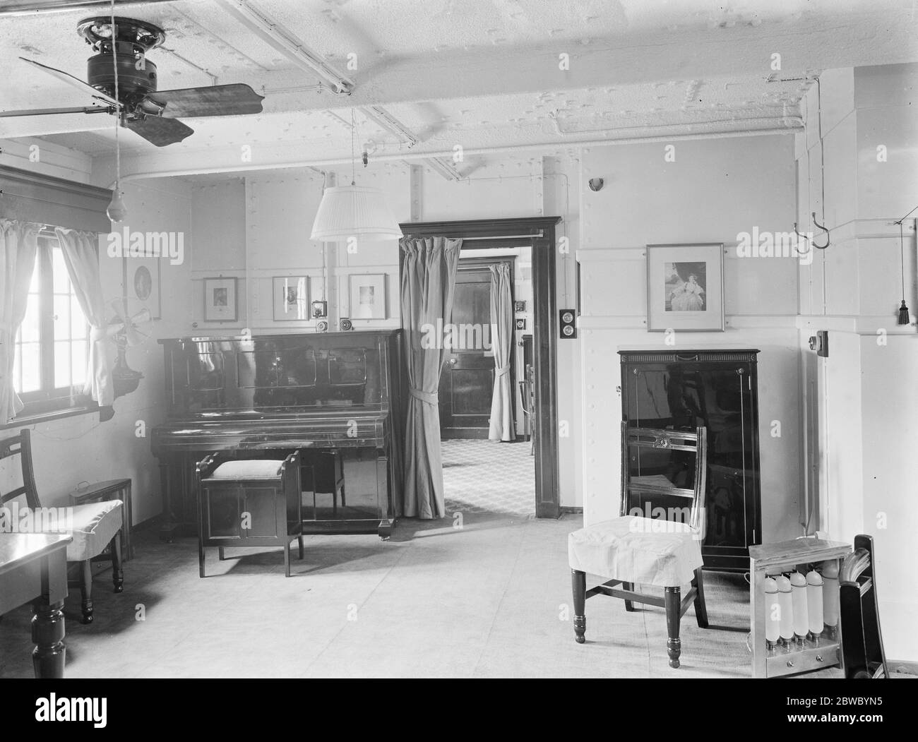 Visite du Prince de Galles . Appartements royaux sur HMS Repulse . Vue dans la salle à manger du Prince montrant le piano électrique qui a été installé. 26 mars 1925 Banque D'Images